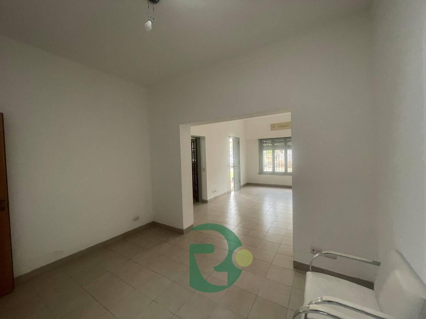 Foto de VENTA CASA 3 AMBIENTES A RECICLAR CASTELAR NORTE, imagen 2