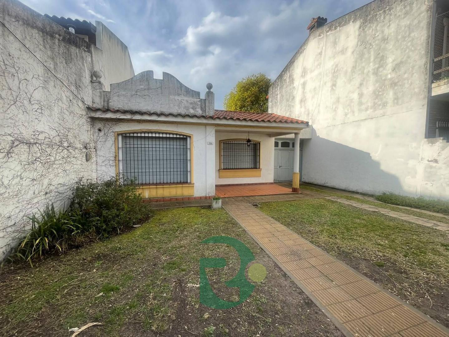 Foto de VENTA CASA 3 AMBIENTES A RECICLAR CASTELAR NORTE, imagen 1