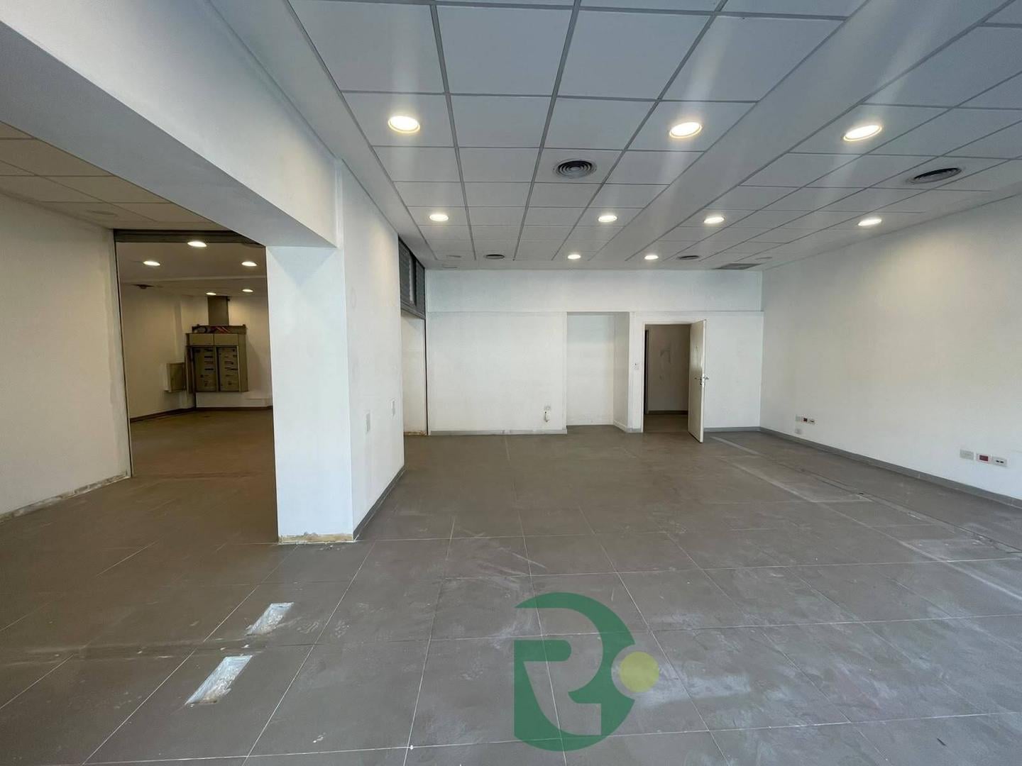 Foto de VENTA LOCAL Y DPTO 2 AMB CON COCHERA MORENO NORTE, imagen 1