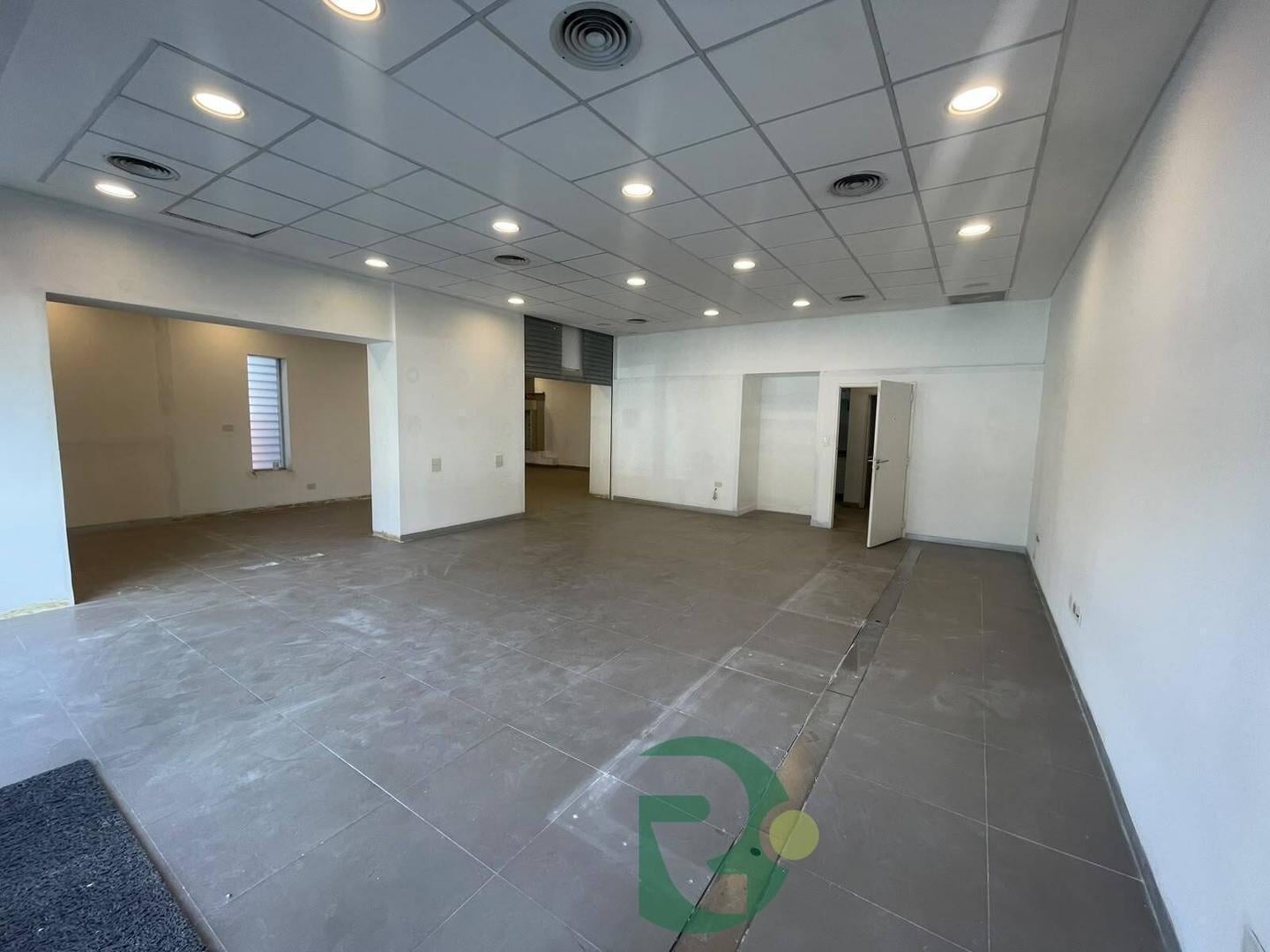 Foto de VENTA LOCAL Y DPTO 2 AMB CON COCHERA MORENO NORTE, imagen 5