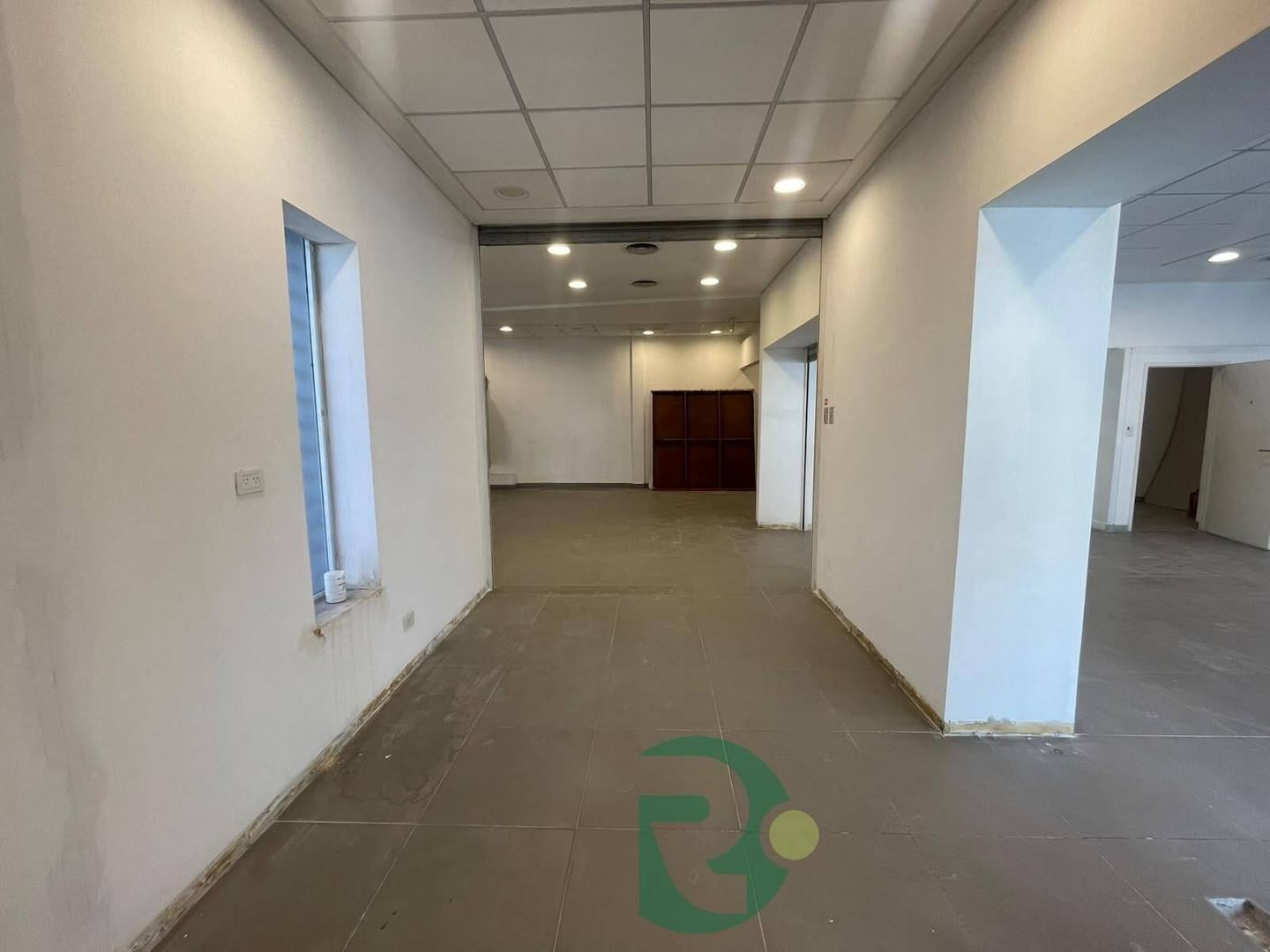 Foto de VENTA LOCAL Y DPTO 2 AMB CON COCHERA MORENO NORTE, imagen 2
