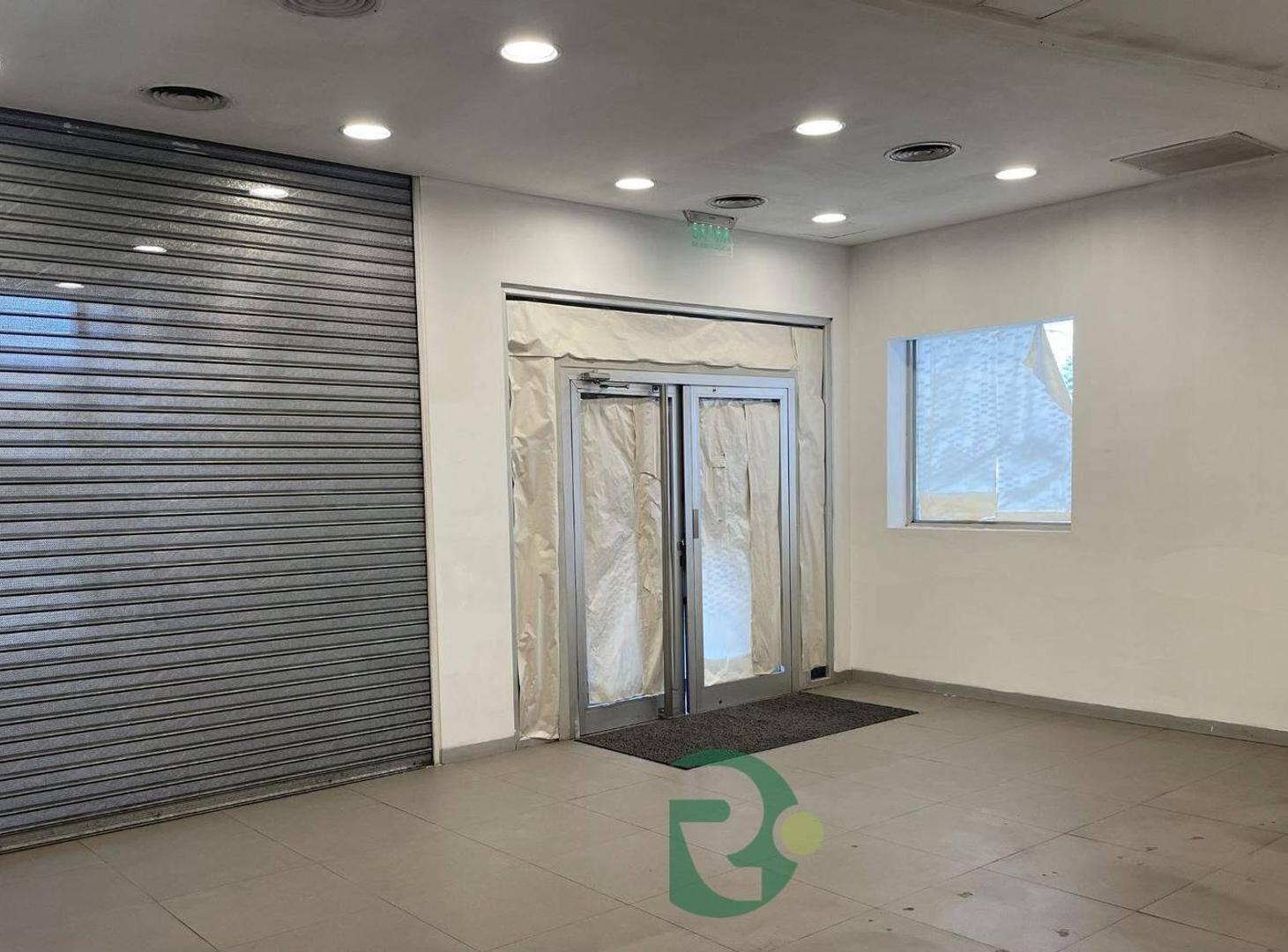 Foto de VENTA LOCAL Y DPTO 2 AMB CON COCHERA MORENO NORTE, imagen 3