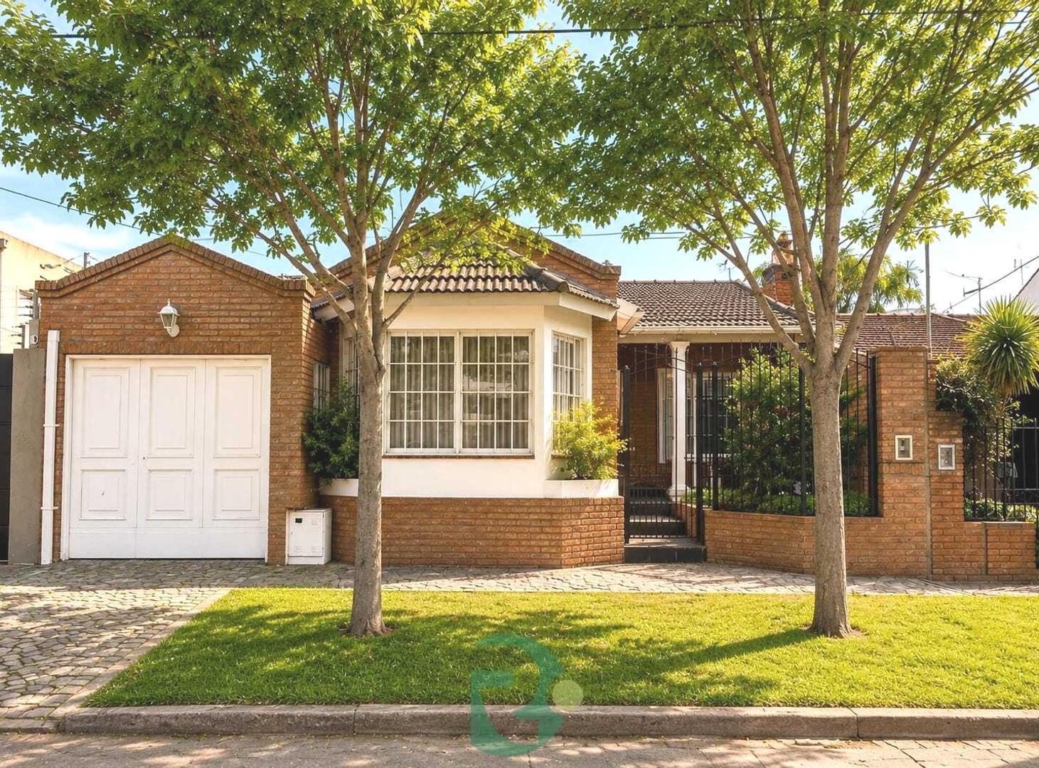 Foto de VENTA CASA 4 AMB.PARQUE. PILETA.CASTELAR NORTE, imagen 2