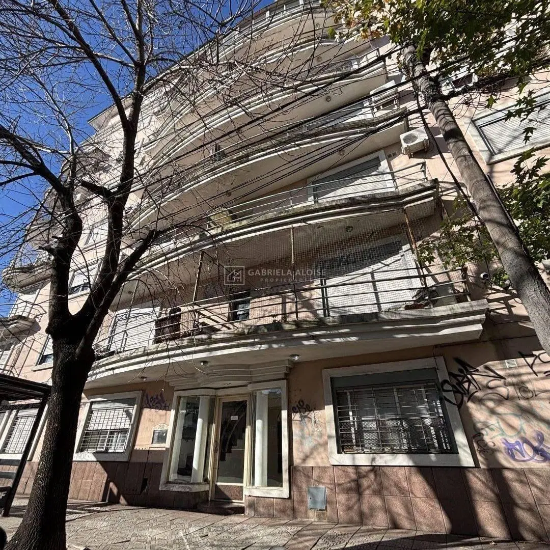 Alquiler de Departamento 3 Amb. Al frente en Zona Centro, Caseros 8