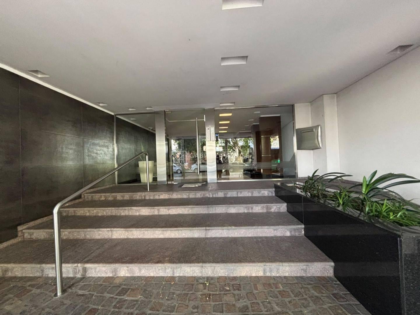 Foto de Venta de Departamento SEMIPISO AL FRENTE 4 ambientes c/ 2 cocheras cub, imagen 4