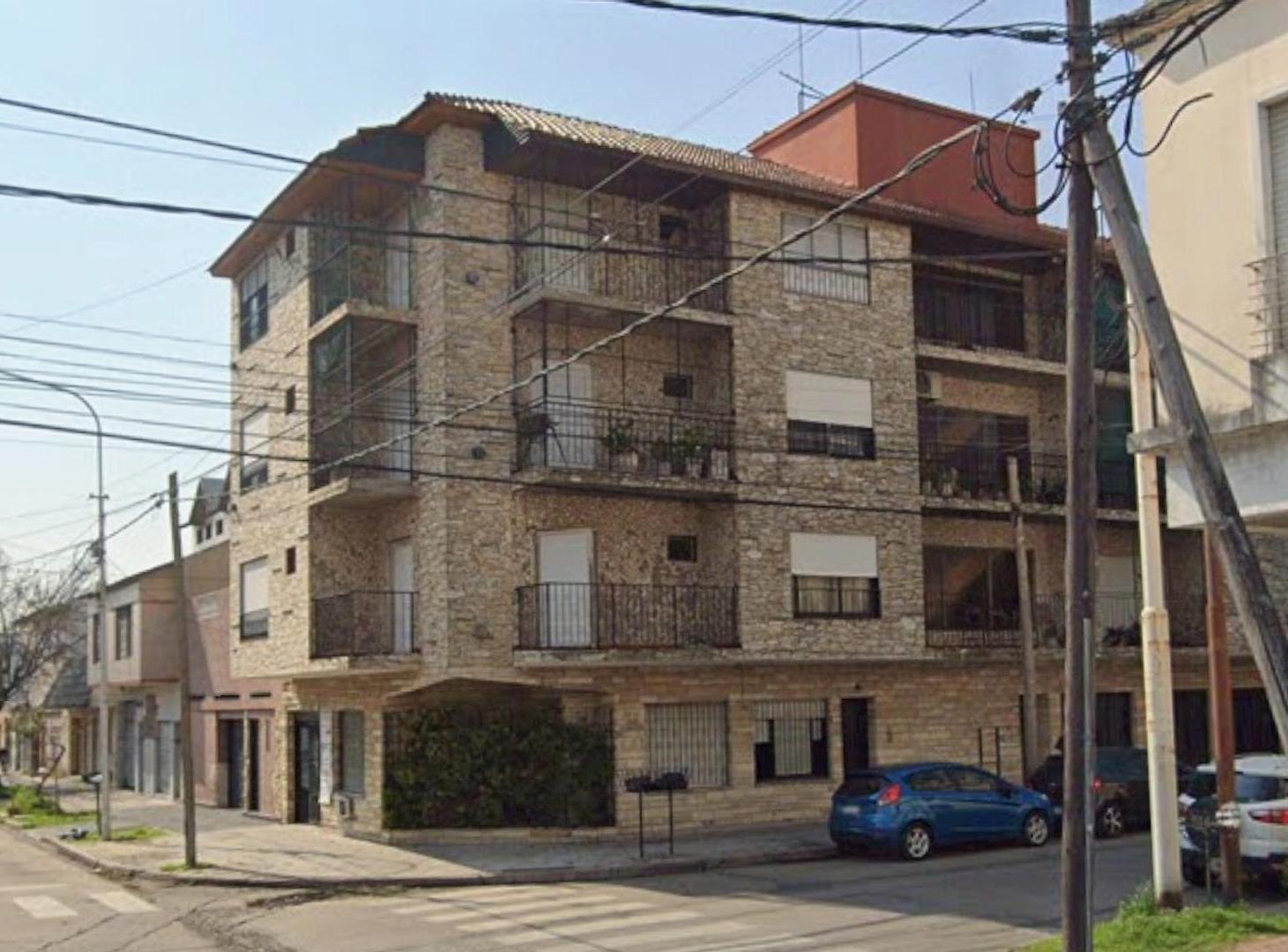 DEPARTAMENTO EN 3° PISO DE TRES AMBIENTES