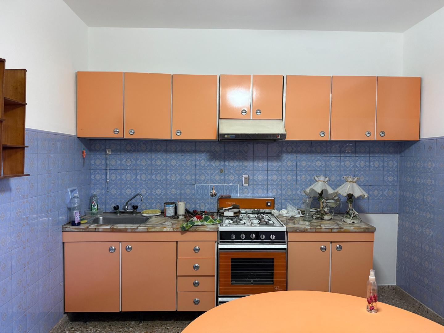 DEPARTAMENTO DE 1° PISO DE TRES AMBIENTES