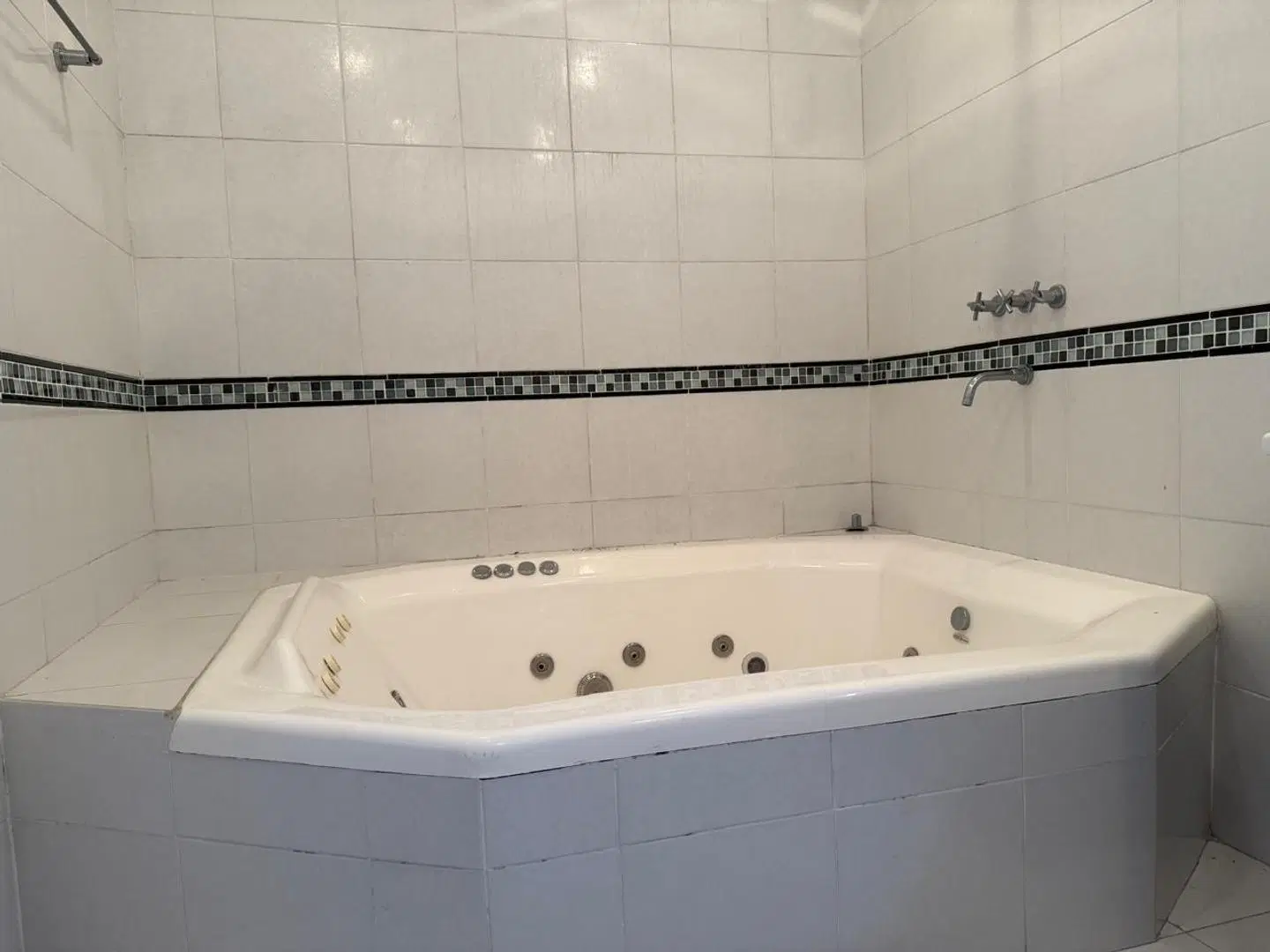 Excelente Casa Muy Amplia Y Con Pileta 2