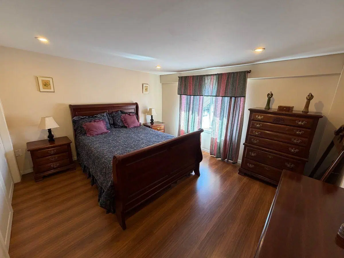Hermosa Casa en venta Pje. Benito Lynch, 5 dormitorios ycAire acondicionado central zona cocina. 5