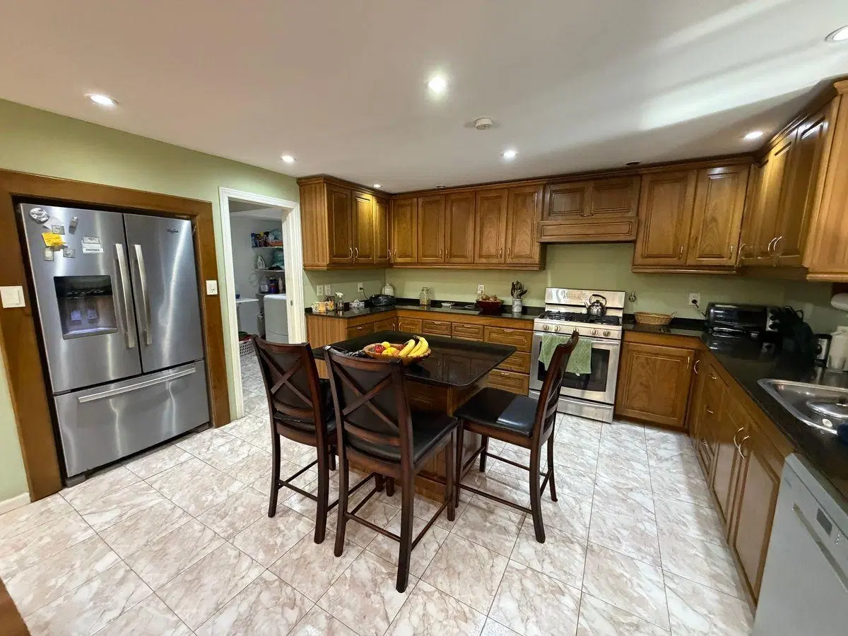 Hermosa Casa en venta Pje. Benito Lynch, 5 dormitorios ycAire acondicionado central zona cocina. 2
