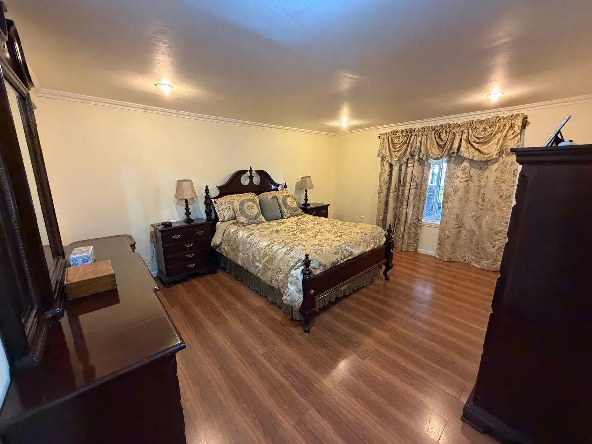 Hermosa Casa en venta Pje. Benito Lynch, 5 dormitorios ycAire acondicionado central zona cocina. 3
