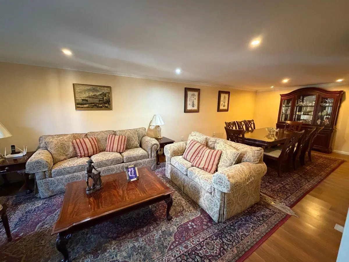 Hermosa Casa en venta Pje. Benito Lynch, 5 dormitorios ycAire acondicionado central zona cocina. 1