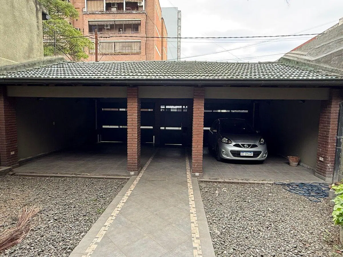Importante Propiedad en Barrio sur Ayacucho 566, 4 Dormitorios, 1165m2 terreno y 710m2 construido. 2