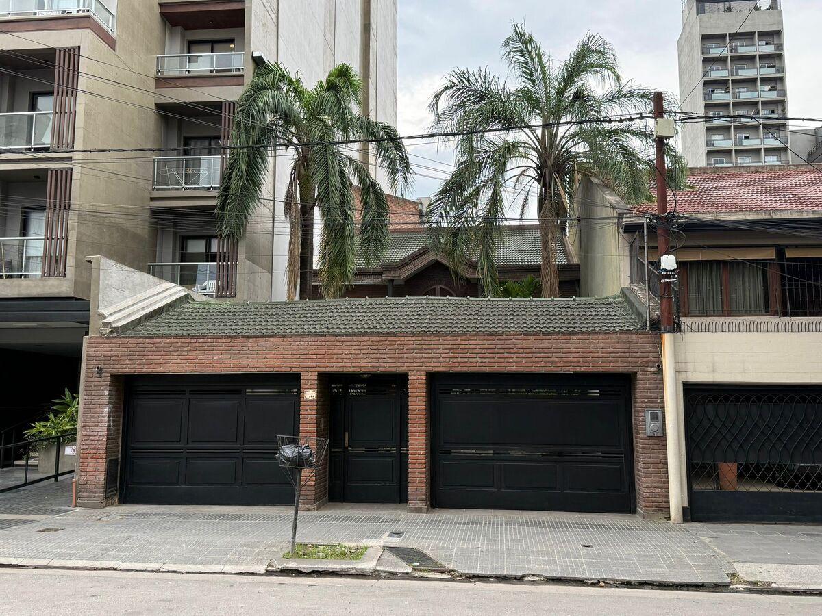 Importante Propiedad en Barrio sur Ayacucho 566, 4 Dormitorios, 1165m2 terreno y 710m2 construido.