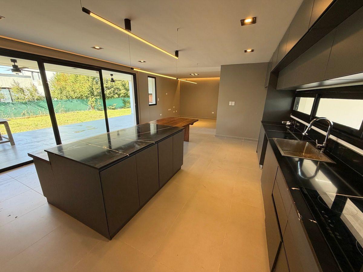 Foto de Hermosa Propiedad en Country The Point a Estrenar 3 dorm con balcon y, imagen 2
