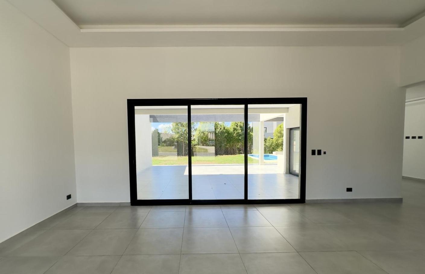 Foto de CASA EN VENTA - BARRIO SAN MATIAS - AREA 4 - ESCOBAR - 5 amb., pileta, imagen 3
