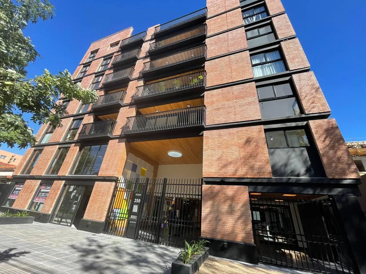 Venta Departamento 3 ambientes con cochera, exclusivo edificio BRICKHOUSE, Ituzaingo Norte! 2