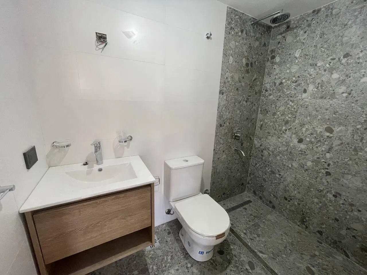 Venta amplio Departamento 2 ambientes y medio, edificio BRICKHOUSE, Ituzaingo Norte 5