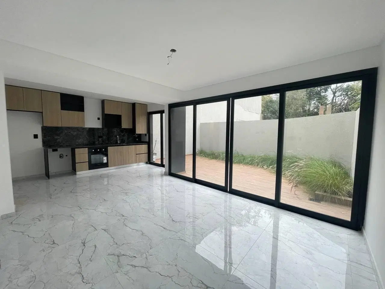 Amplio Departamento 3 ambientes, con patio y doble cochera, Castelar Norte! 2