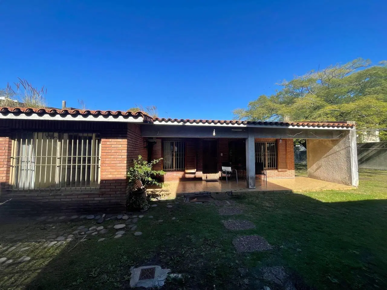 Venta local con casa 4 ambientes sobre lote de 978m2, zona Ituzaingo Norte! 1