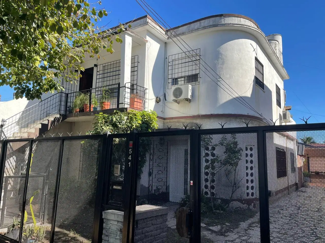 Venta amplio PH en primer piso, con terraza ubicado en Haedo Sur, a solo 10 cuadras de la Estación! 4