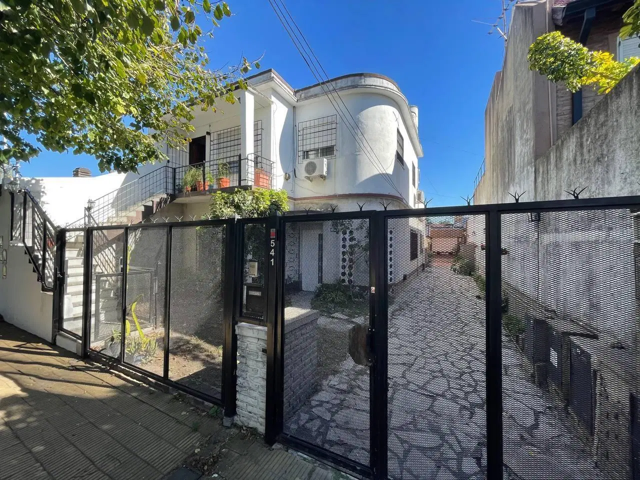 Venta amplio PH en primer piso, con terraza ubicado en Haedo Sur, a solo 10 cuadras de la Estación! 3