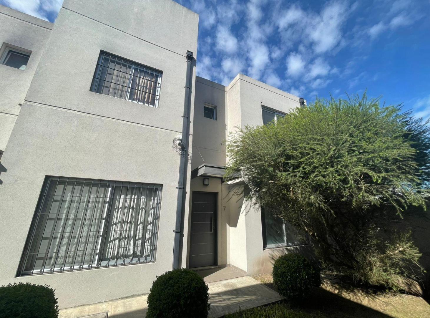 Venta Duplex 3 ambientes en Condominio Thorne, Ituzaingo Norte