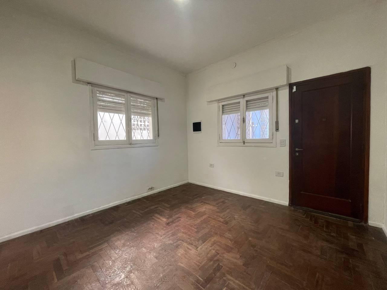 En venta Clasico Chalet 3 ambientes con parque, Castelar Norte!