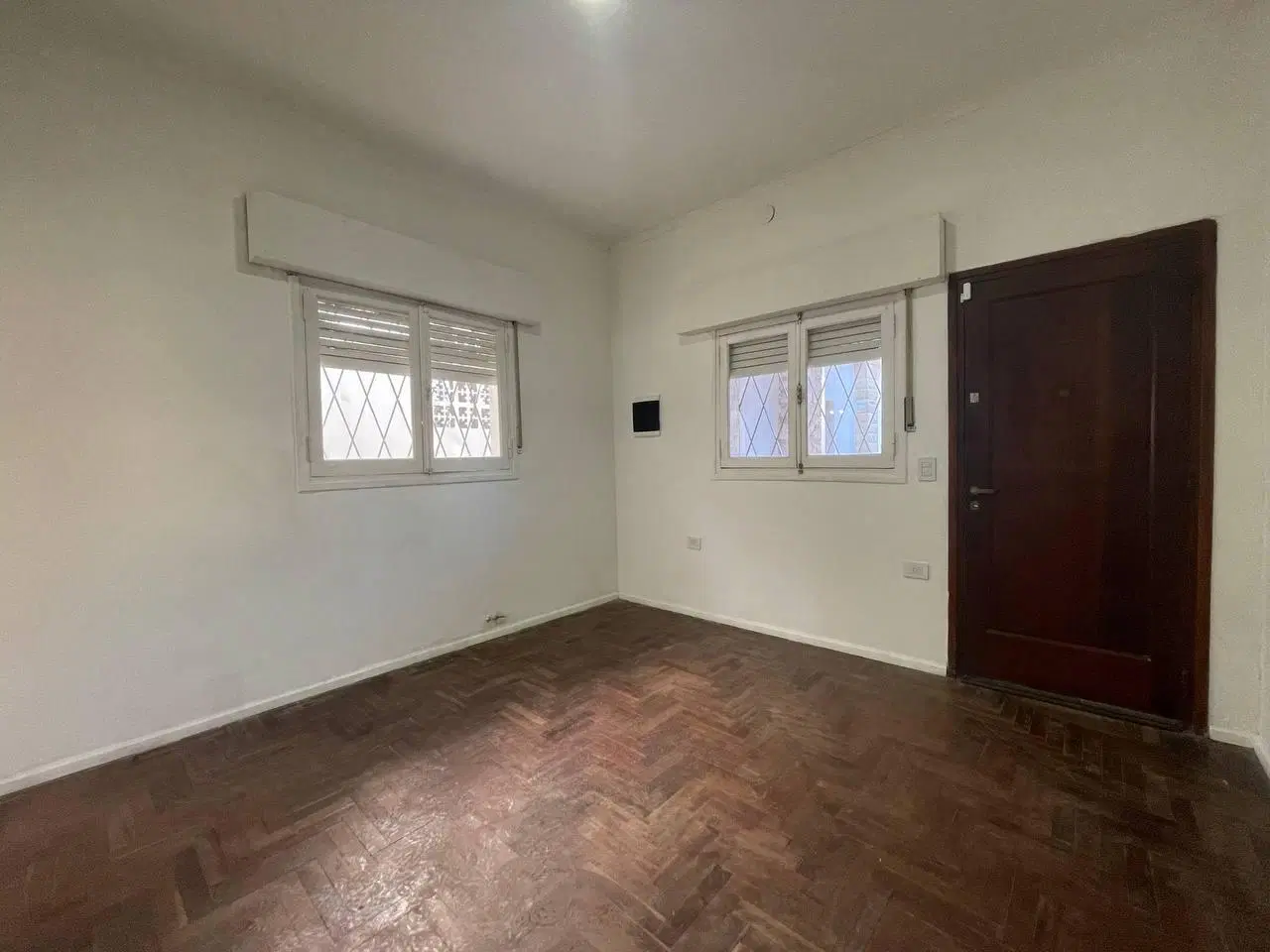 En venta Clasico Chalet 3 ambientes con parque, Castelar Norte! 1