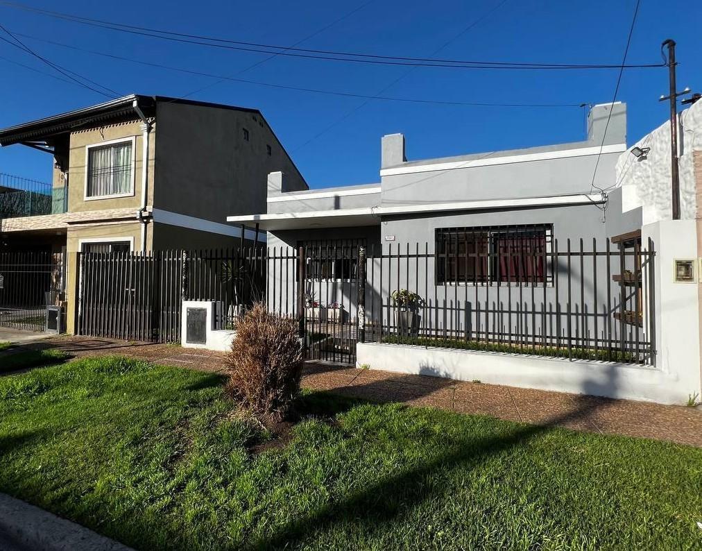 Foto de En venta casa americana 3 ambientes con parque, Castelar Norte!, imagen 3
