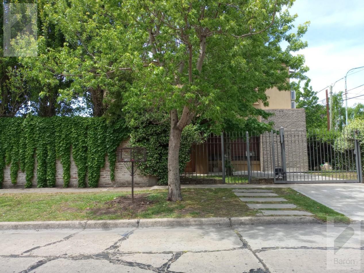 Foto de En venta Casa 4 ambientes con parque, Castelar Norte!, imagen 1