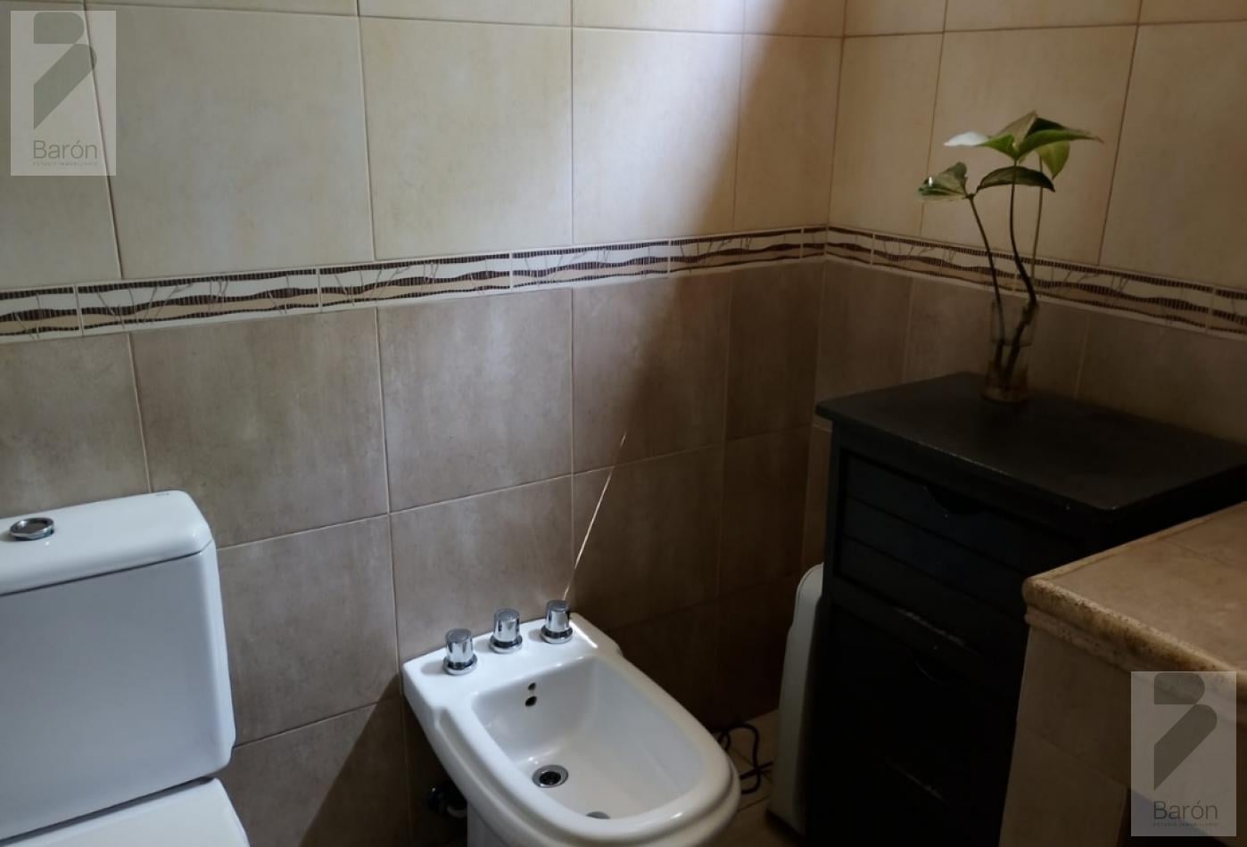 Foto de En venta Casa 4 ambientes con parque, Castelar Norte!, imagen 2
