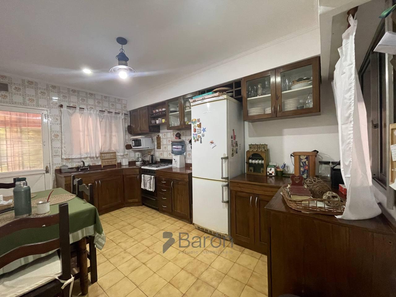 Foto de Chalet 4 ambientes con parque, zona Centrica de Castelar Sur!, imagen 1