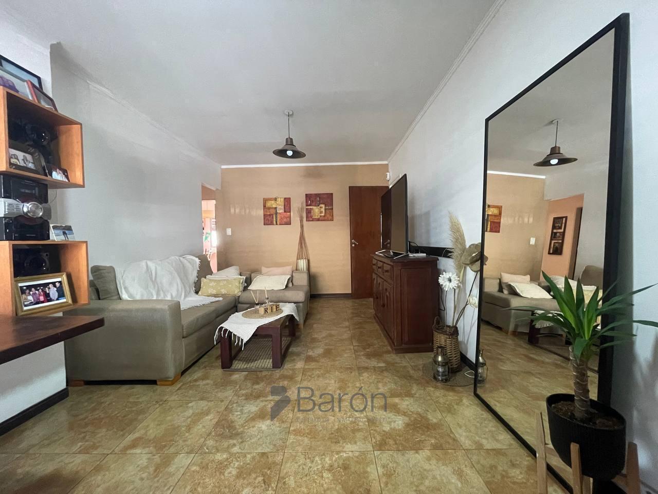 Foto de Chalet 4 ambientes con parque, zona Centrica de Castelar Sur!, imagen 2