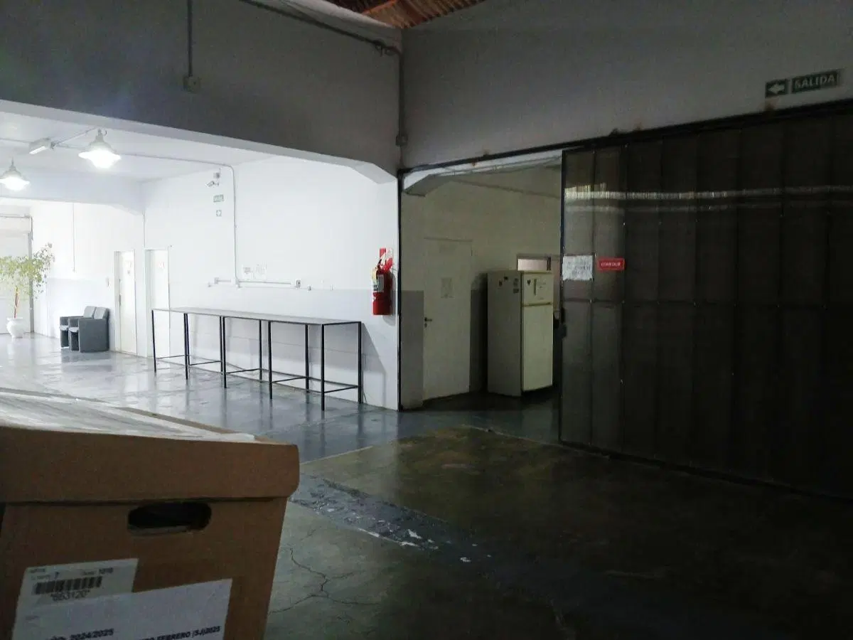 Galpón y oficinas en alquiler en ubicación estratégica 2