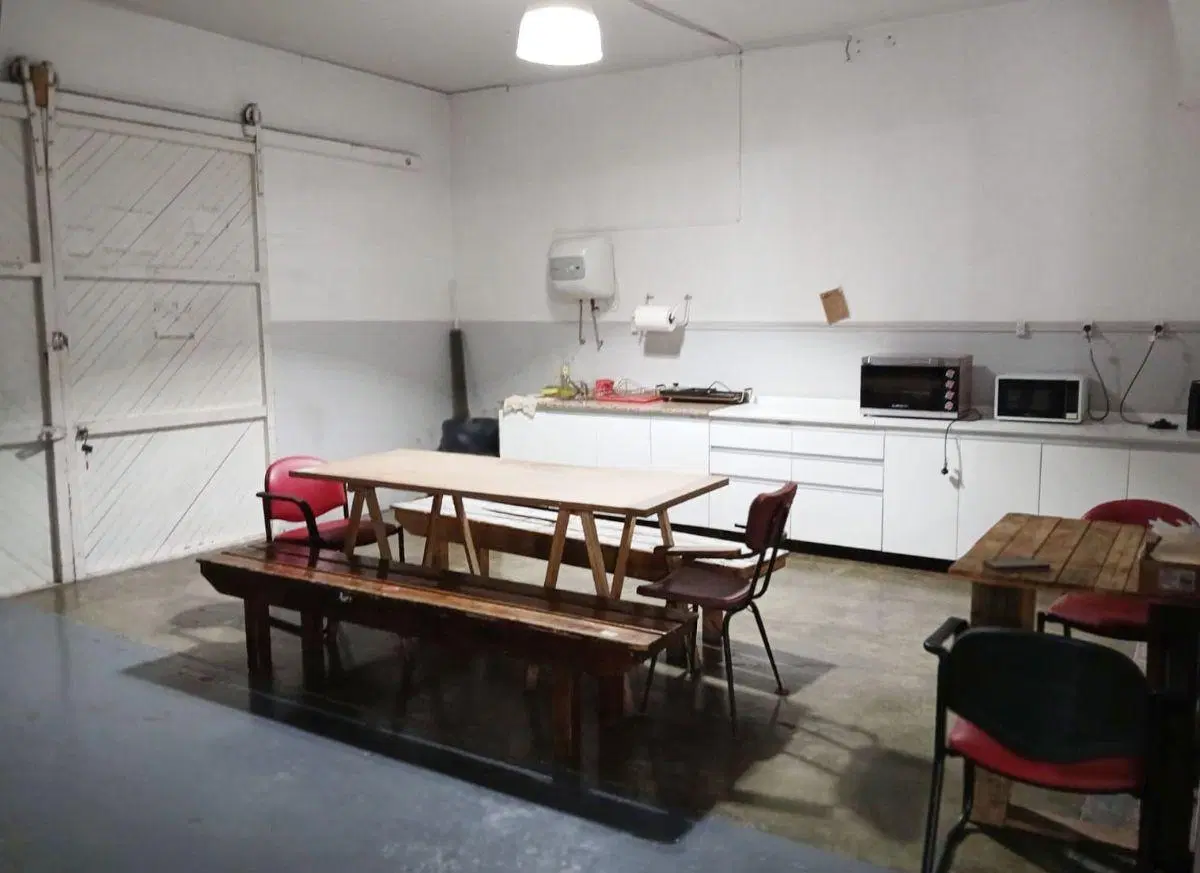 Galpón y oficinas en alquiler en ubicación estratégica 4