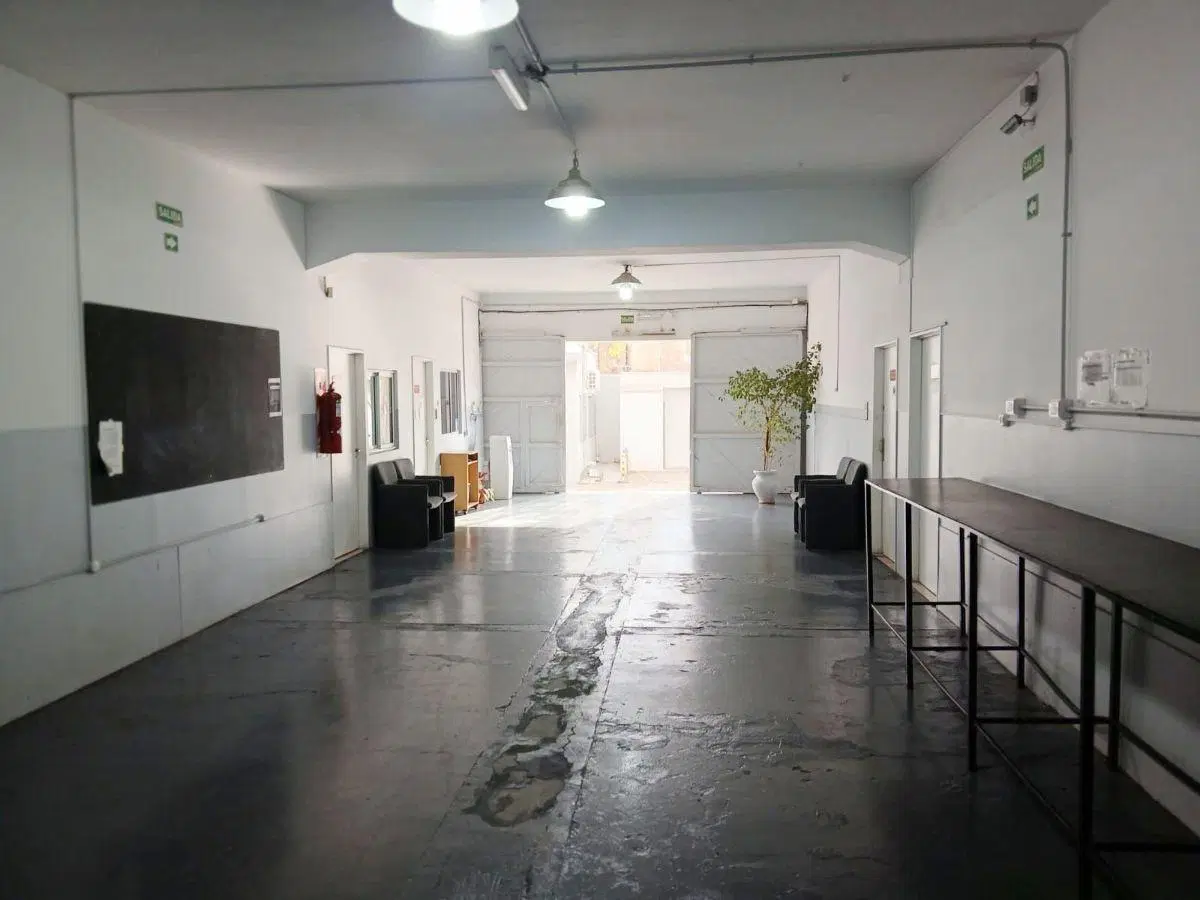 Galpón y oficinas en alquiler en ubicación estratégica 5