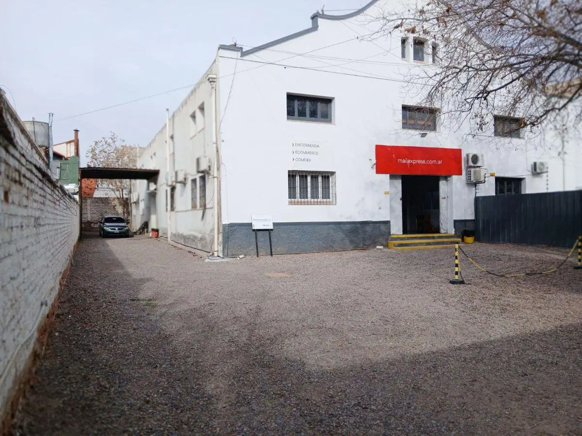 Galpón y oficinas en alquiler en ubicación estratégica 3