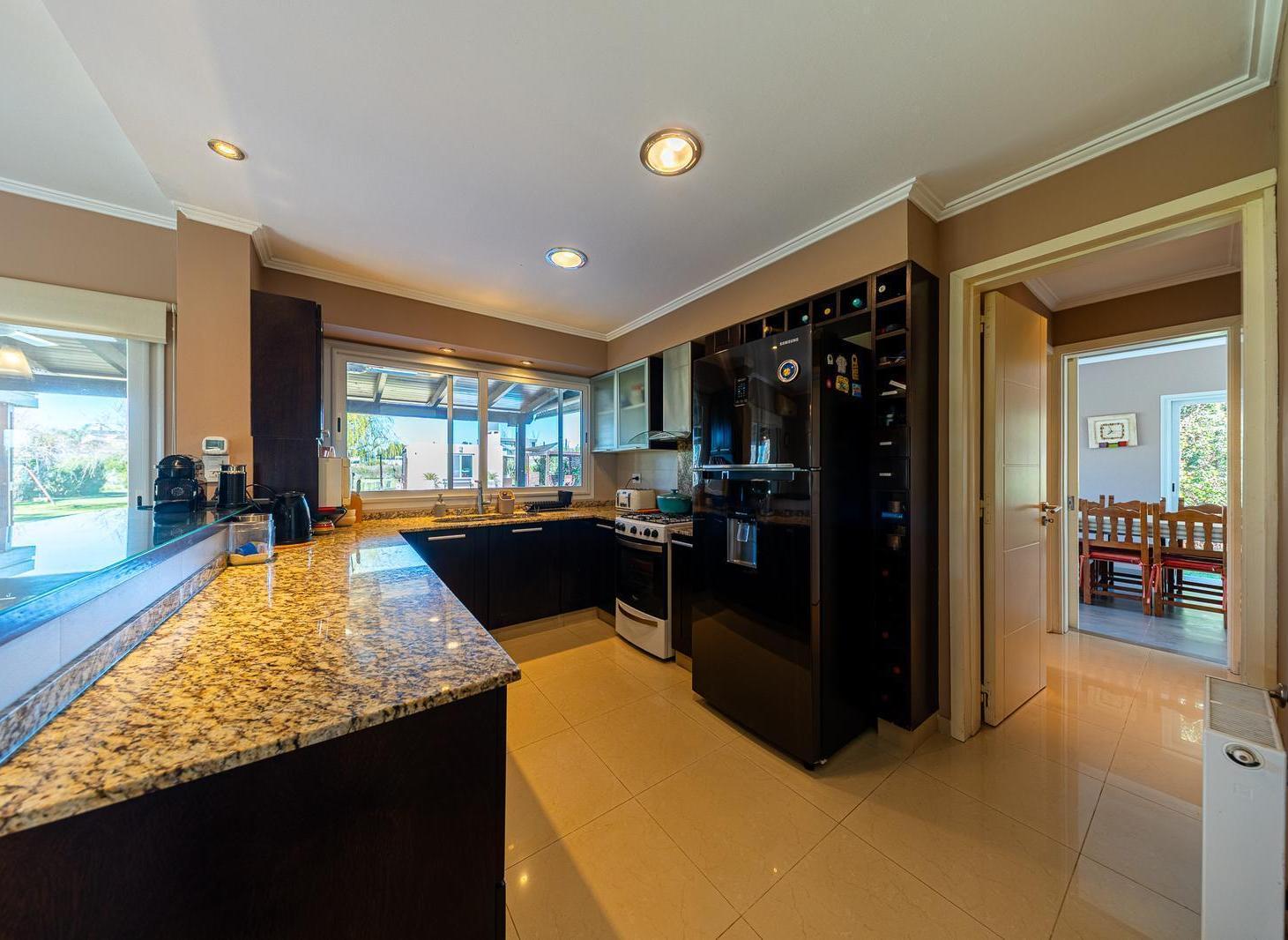 Foto de CASA DE 4 DORMITORIOS EN PUERTO ROLDAN, imagen 3