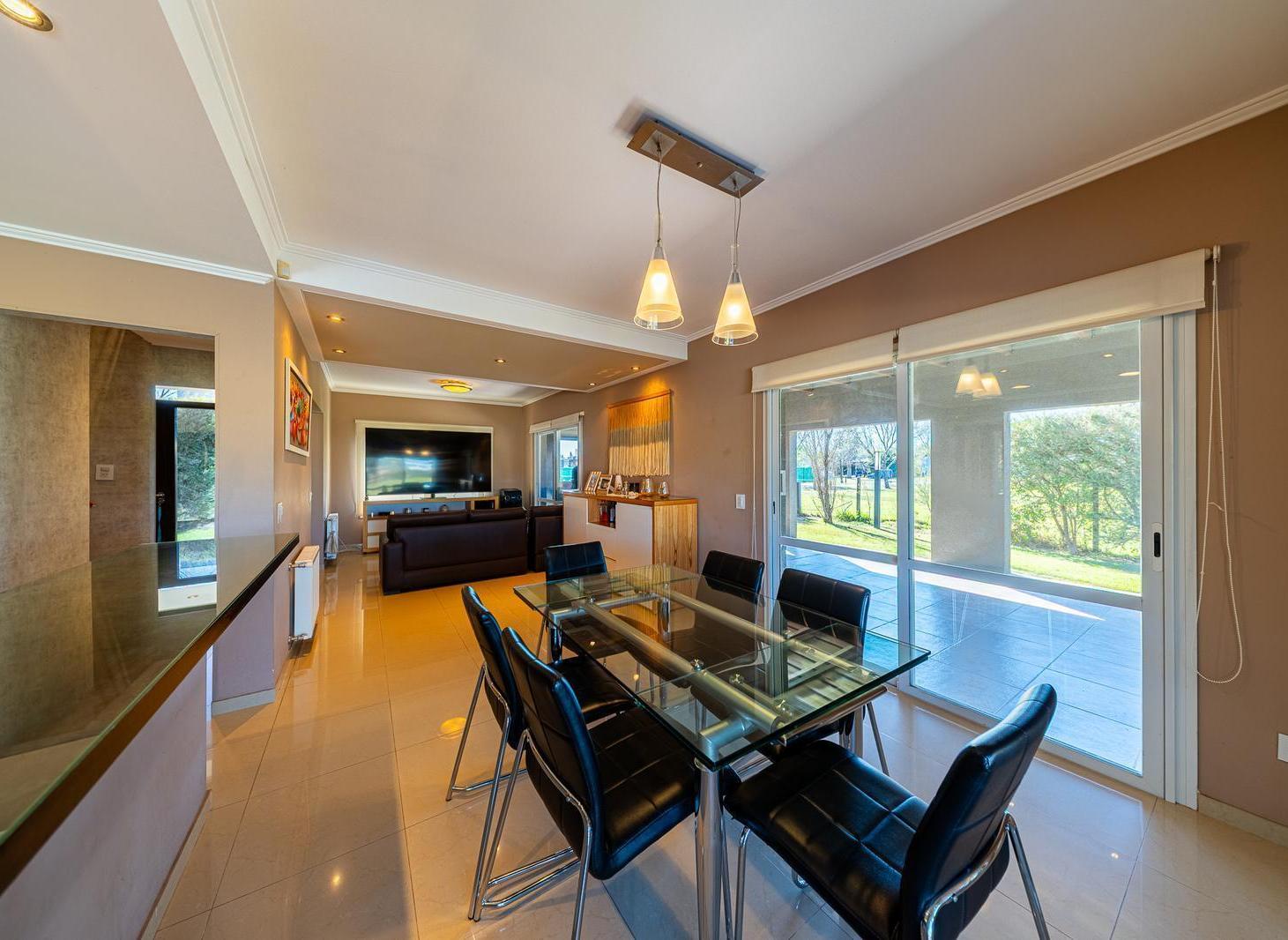 Foto de CASA DE 4 DORMITORIOS EN PUERTO ROLDAN, imagen 2
