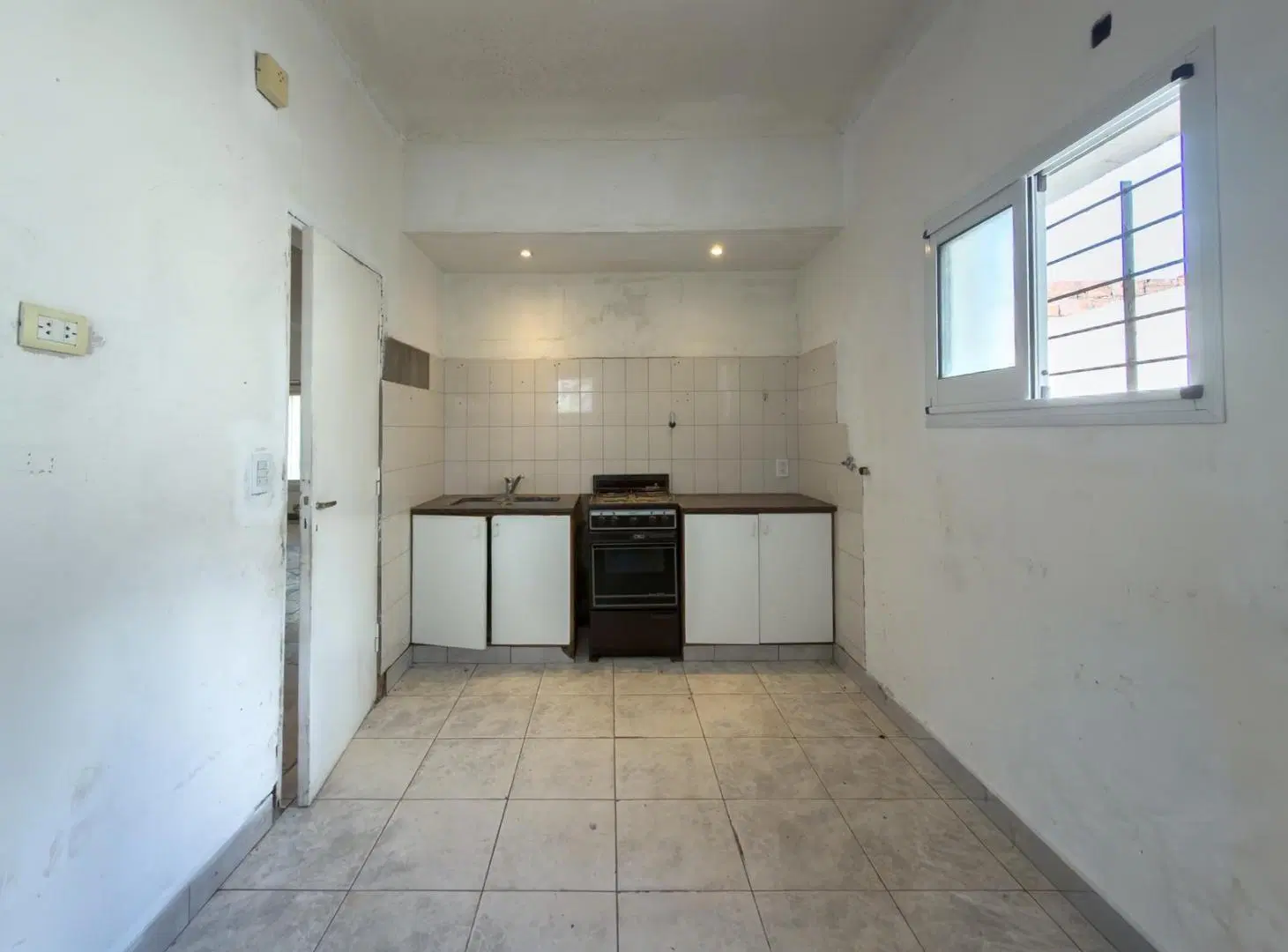 Venta - Casa 4 Ambientes - Gran Lote - Garage y Trotadora - A reciclar - Barrio El Progreso 5