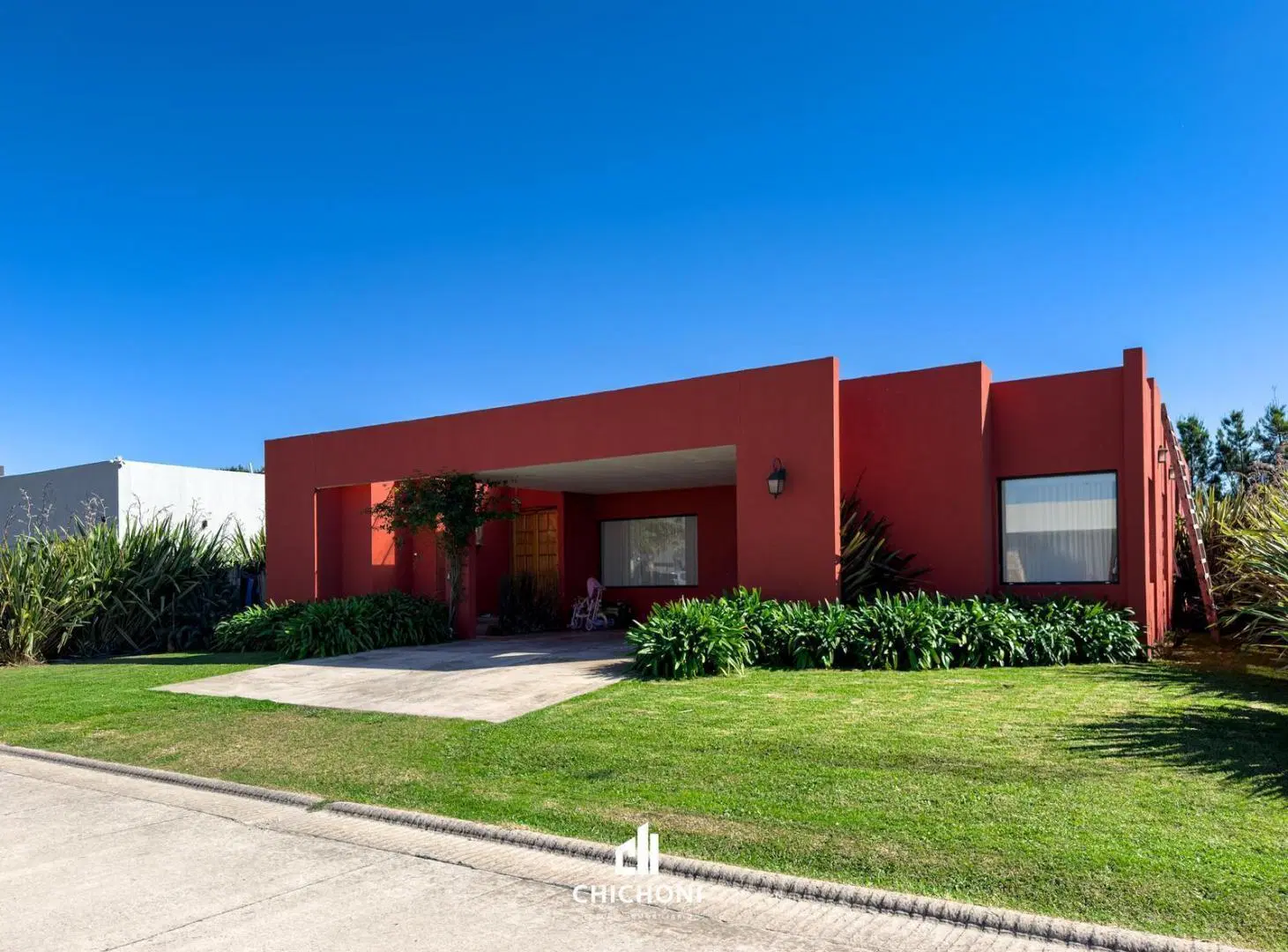 Venta - Casa 4 Ambientes - Parque con Piscina - Galería con Parrilla - Tierras del Mar 2