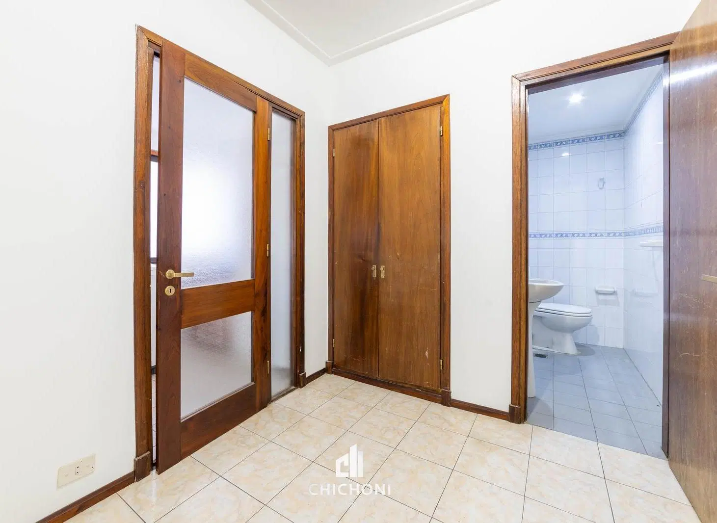 Alquiler 12 Meses - Piso Completo de 4 Ambientes con Dependencia - 2 Cocheras - La Perla 5