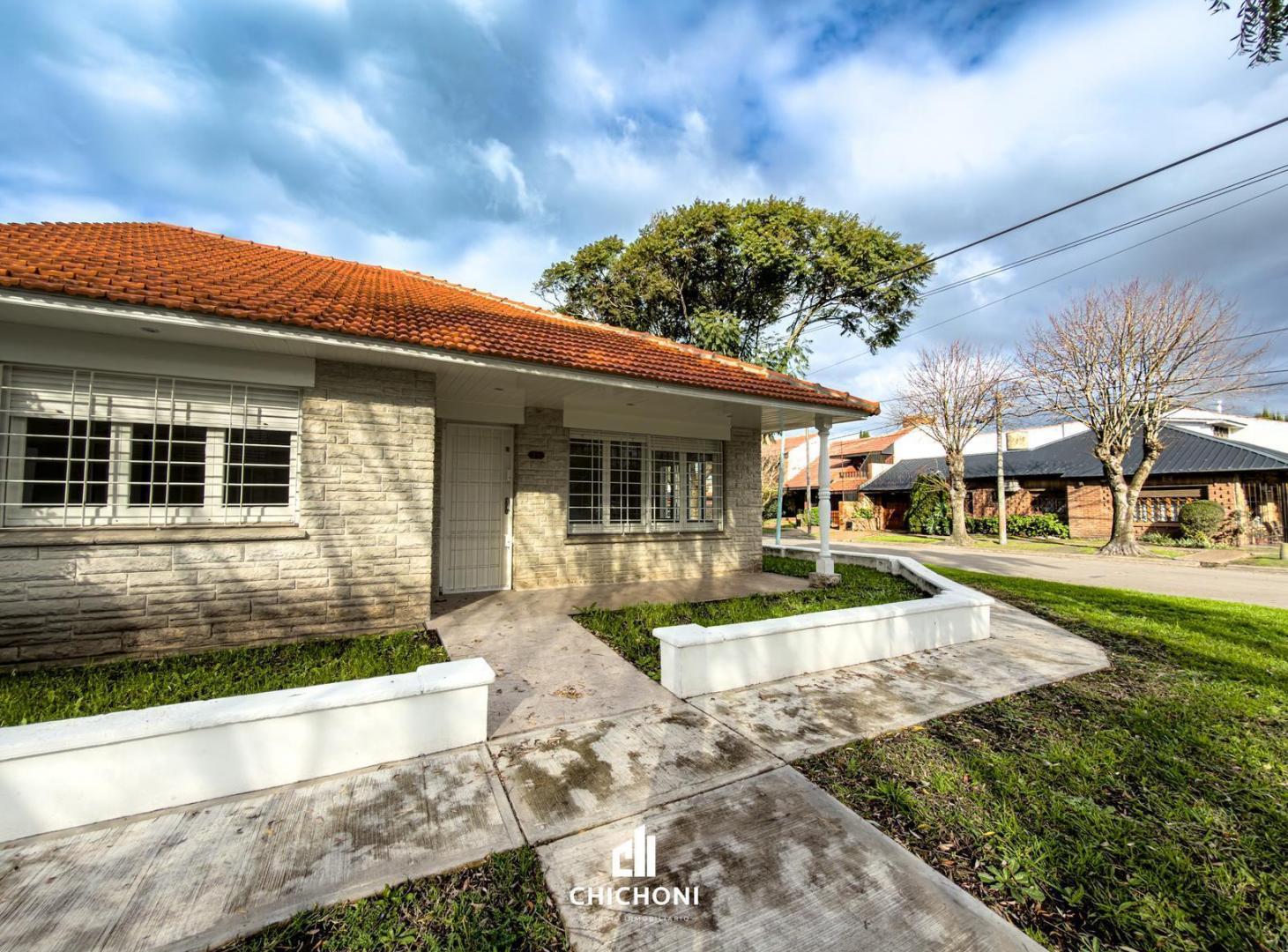 Venta - Casa 4 Ambientes Reciclada a Nueva - Patio con Parrilla - Garage y Trotadora - Parque Luro