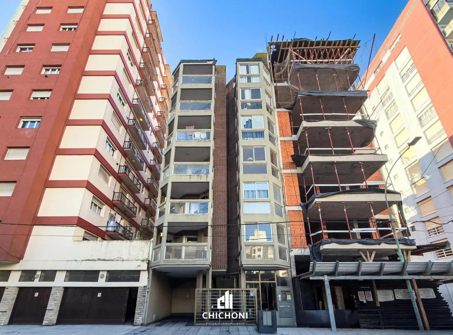 Venta - Departamento 3 ambientes con cochera y baulera - Contrafrente - La Perla 1