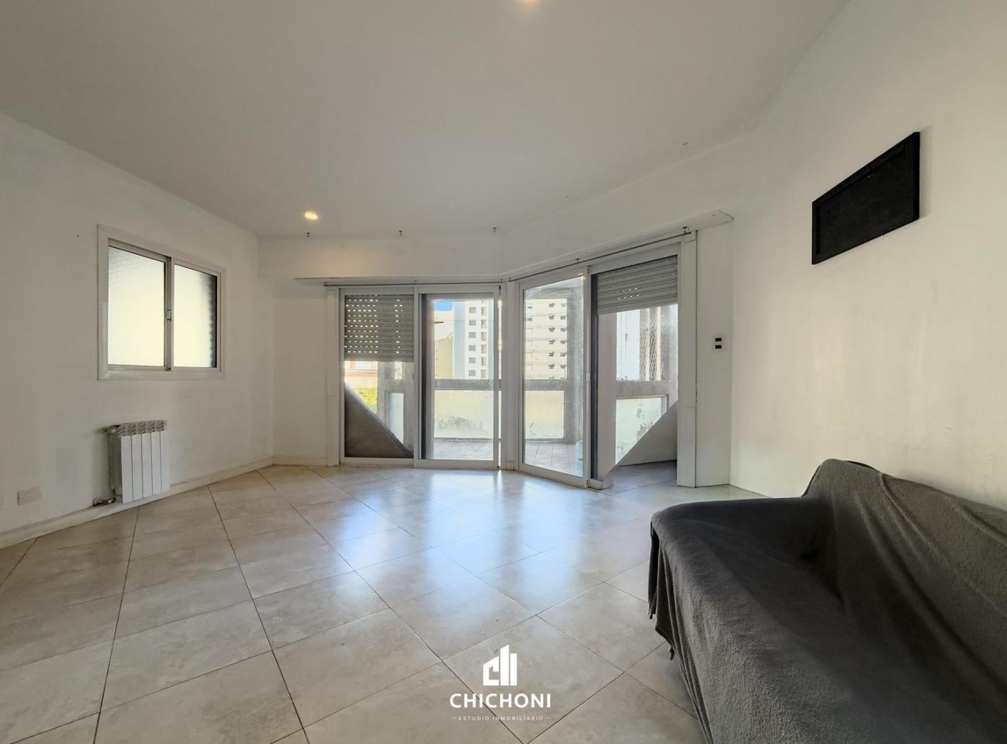 Foto de Venta - Departamento 3 ambientes con cochera y baulera - La Perla, imagen 3