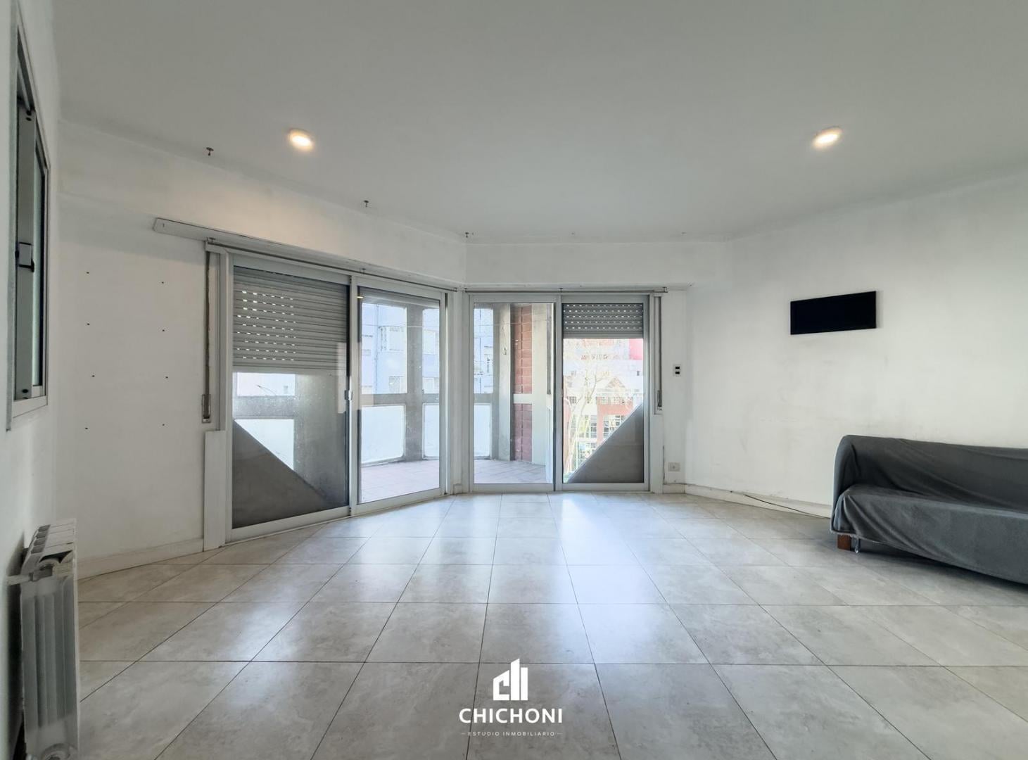 Foto de Venta - Departamento 3 ambientes con cochera y baulera - La Perla, imagen 2