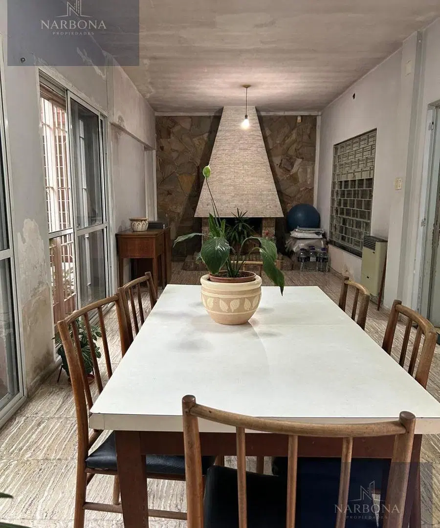 VENTA CASA DE 2 DORMITORIOS DE 113 M2 CUBIERTOS CON PATIO Y JARDÍN EN BARRIO LAS DELICIAS. 1