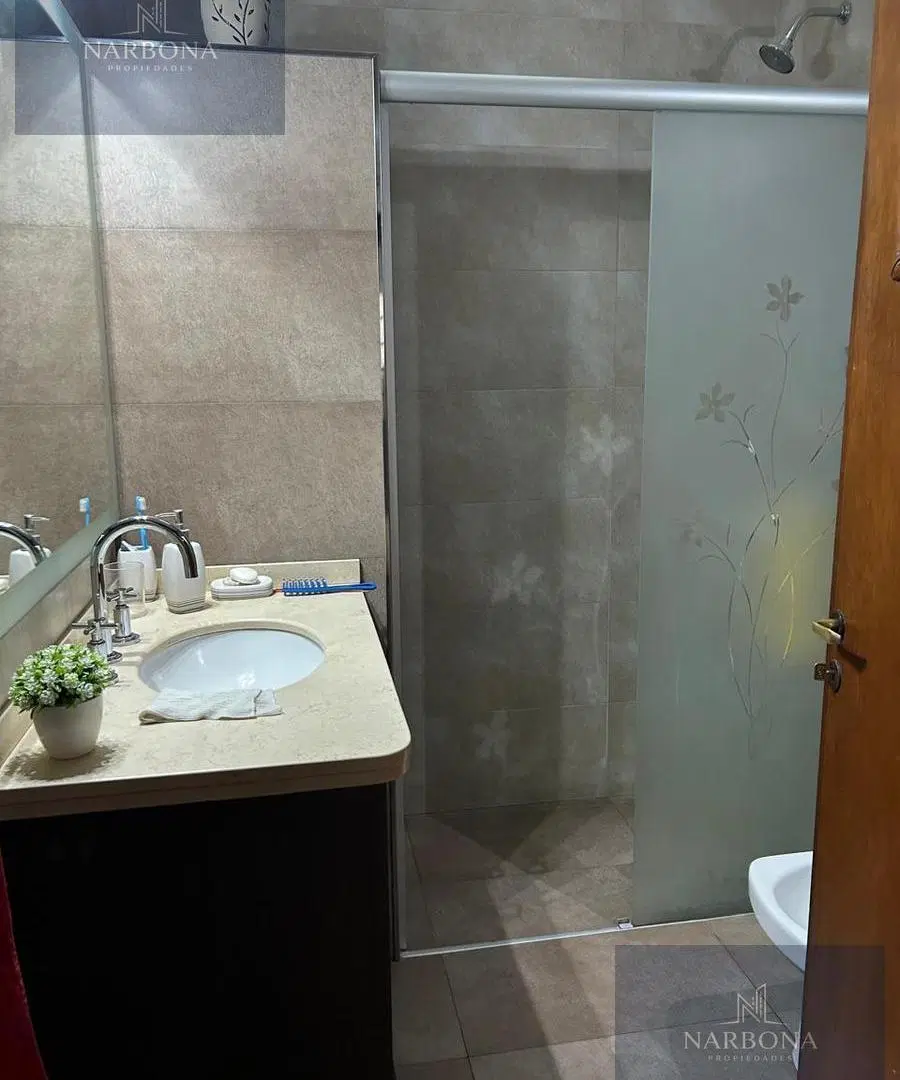 VENTA CASA DE 2 DORMITORIOS DE 113 M2 CUBIERTOS CON PATIO Y JARDÍN EN BARRIO LAS DELICIAS. 2