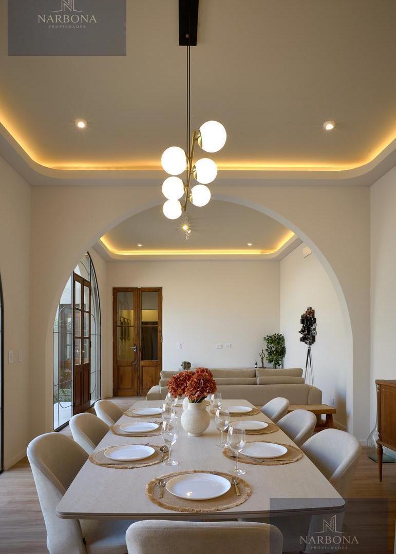 VENTA CASA 3 DORMITORIOS CON COCHERA, PISCINA, JARDÍN Y TERRAZA PRIVADA EN BARRIO LOURDES.